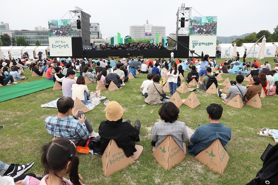 <p>13일 서울 용산구 용산어린이정원에서 시민들이 ‘꿈의 오케스트라 ’ 공연을 관람하고 있다. ‘꿈의 오케스트라’는 지역사회 아동 청소년에게 오케스트라 합주 활동 기회를 주고, 건강한 시민으로 성장할 수 있도록 돕는 문화예술교육지원사업으로, 용산 1주년 개방을 기념해 열렸다. </p>
<div><br></div>