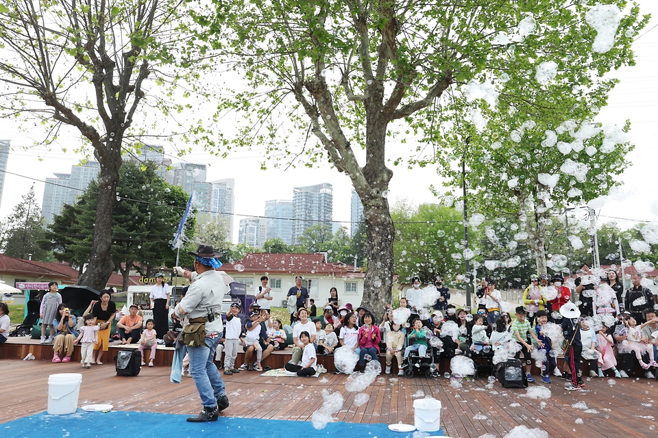 <p>13일 서울 용산구 용산어린이정원에서 시민들이 즐거운 시간을 보내고 있다.<p>