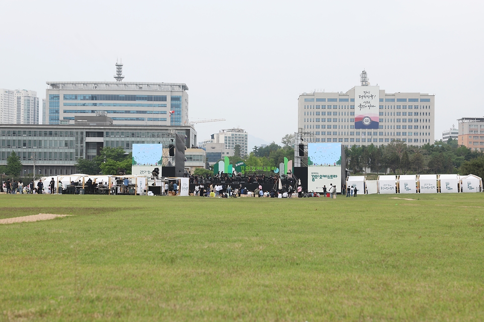 <p>13일 서울 용산구 용산어린이정원에서 ‘꿈의 오케스트라 ’ 공연이 펼쳐지고 있다. ‘꿈의 오케스트라’는 지역사회 아동 청소년에게 오케스트라 합주 활동 기회를 주고, 건강한 시민으로 성장할 수 있도록 돕는 문화예술교육지원사업으로, 용산 1주년 개방을 기념해 열렸다. </p>
<div><br></div>