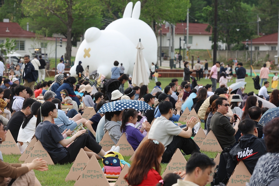 <p>13일 서울 용산구 용산어린이정원에서 시민들이 ‘꿈의 오케스트라 ’ 공연을 관람하고 있다. ‘꿈의 오케스트라’는 지역사회 아동 청소년에게 오케스트라 합주 활동 기회를 주고, 건강한 시민으로 성장할 수 있도록 돕는 문화예술교육지원사업으로, 용산 1주년 개방을 기념해 열렸다. </p>
<div><br></div>