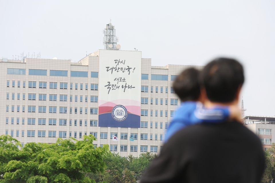 <p>13일 서울 용산구 용산어린이정원에서 시민들이 ‘꿈의 오케스트라 ’ 공연을 관람하고 있다. ‘꿈의 오케스트라’는 지역사회 아동 청소년에게 오케스트라 합주 활동 기회를 주고, 건강한 시민으로 성장할 수 있도록 돕는 문화예술교육지원사업으로, 용산 1주년 개방을 기념해 열렸다. </p>
<div><br></div>