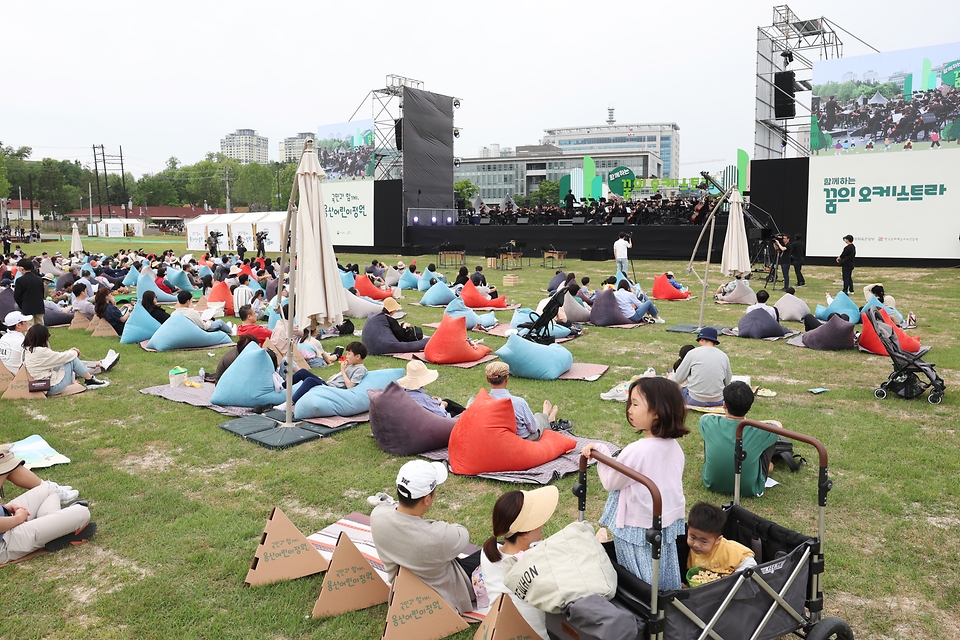 <p>13일 서울 용산구 용산어린이정원에서 시민들이 ‘꿈의 오케스트라 ’ 공연을 관람하고 있다. ‘꿈의 오케스트라’는 지역사회 아동 청소년에게 오케스트라 합주 활동 기회를 주고, 건강한 시민으로 성장할 수 있도록 돕는 문화예술교육지원사업으로, 용산 1주년 개방을 기념해 열렸다. </p>
<div><br></div>