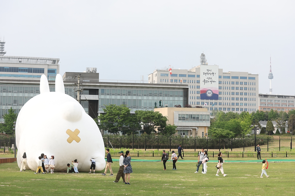 <p>13일 서울 용산구 용산어린이정원에서 시민들이 즐거운 시간을 보내고 있다.<p>