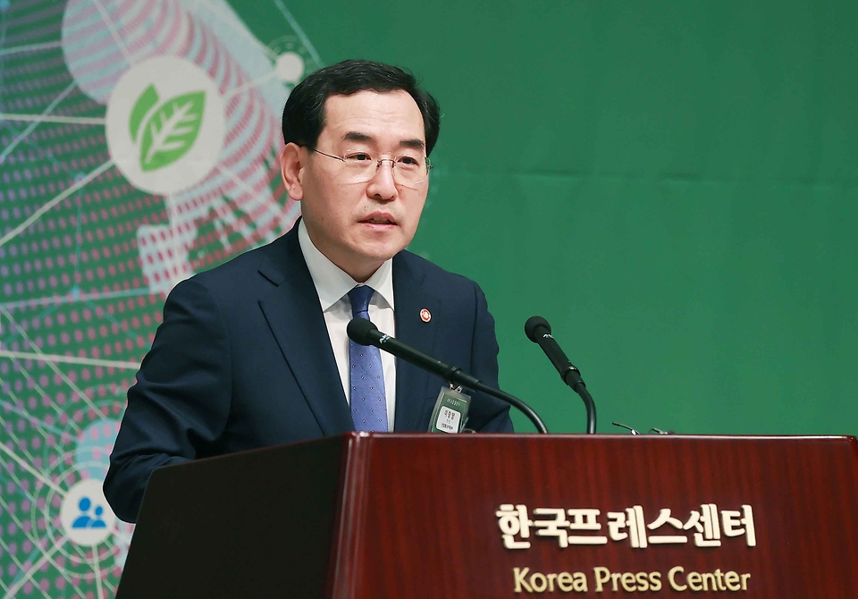 이창양 산업통상자원부 장관이 17일 서울 중구 프레스센터 국제회의실에서 열린 ‘CFE(무탄소 에너지) 포럼 출범식’에서 개회사를 하고 있다.