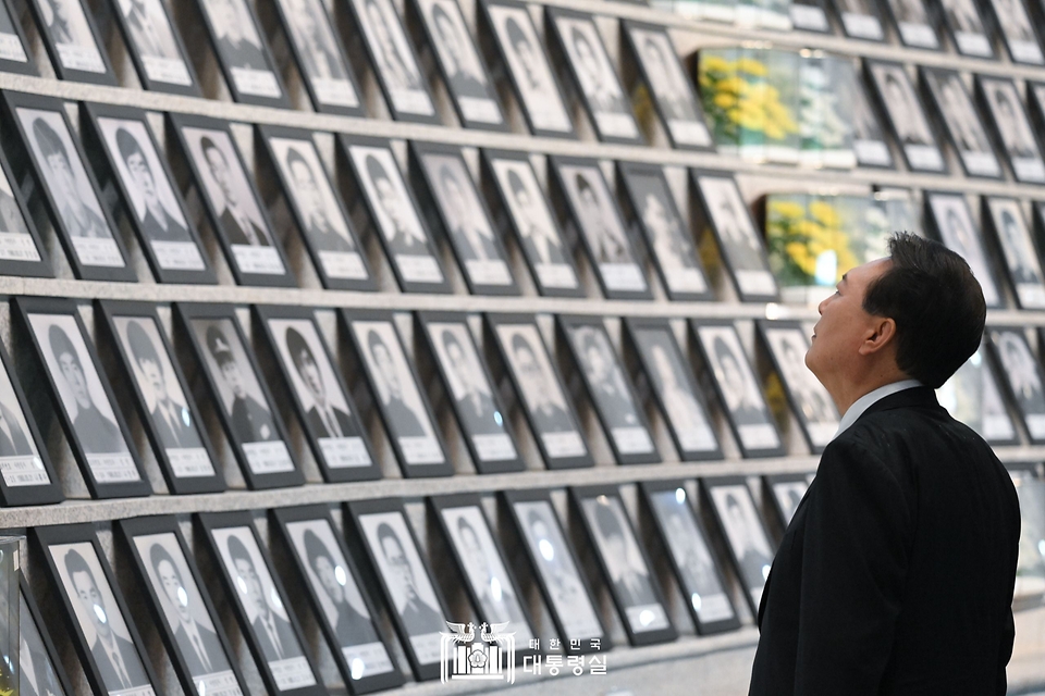 윤석열 대통령이 18일 광주시 북구 국립5·18민주묘지에서 열린 ‘제43주년 5·18민주화운동 기념식’을 마친 뒤 유영봉안소를 둘러보고 있다.
