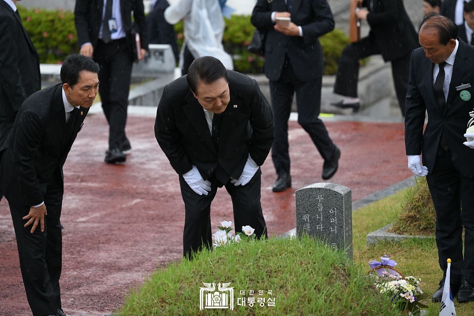 윤석열 대통령이 18일 광주시 북구 국립5·18민주묘지에서 열린 ‘제43주년 5·18민주화운동 기념식’을 마친 뒤 고 전영진 열사 묘비를 바라보고 있다.