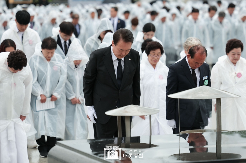 윤석열 대통령이 18일 광주시 북구 국립5·18민주묘지에서 열린 ‘제43주년 5·18민주화운동 기념식’에서 묵념하고 있다.