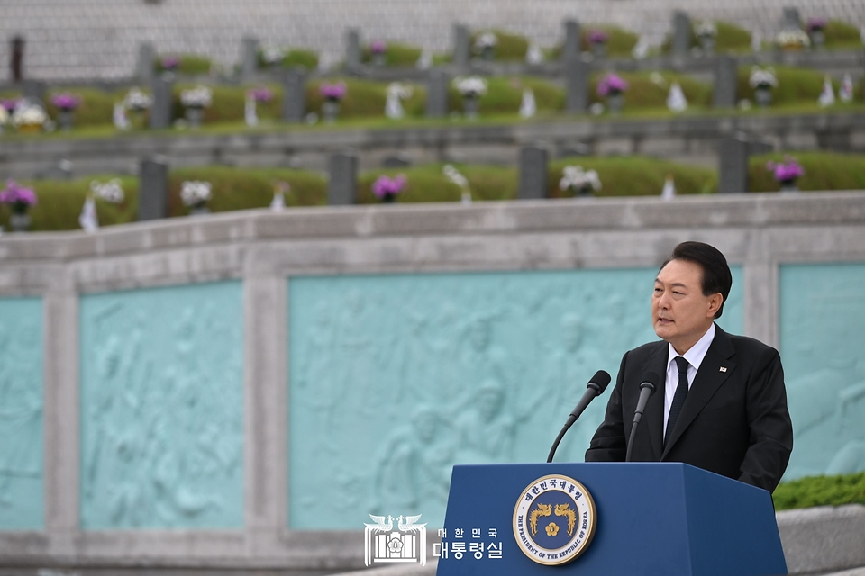 윤석열 대통령이 18일 광주시 북구 국립5·18민주묘지에서 열린 ‘제43주년 5·18민주화운동 기념식’에서 기념사를 하고 있다.