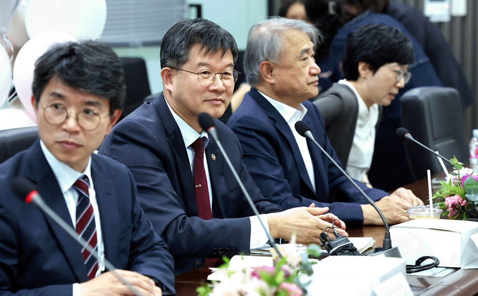 이기일 보건복지부 1차관이 25일 서울 중구 한국보건의료정보원에서 열린 ‘다둥이 맘과 함께하는 정책 간담회’에 참석하고 있다.