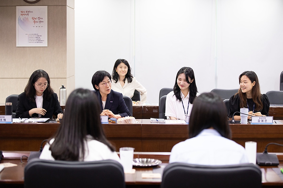 한화진 환경부 장관이 2일 세종시 정부세종청사에서 열린 청년인턴들과의 ‘브라운백 미팅’에서 발언하고 있다.