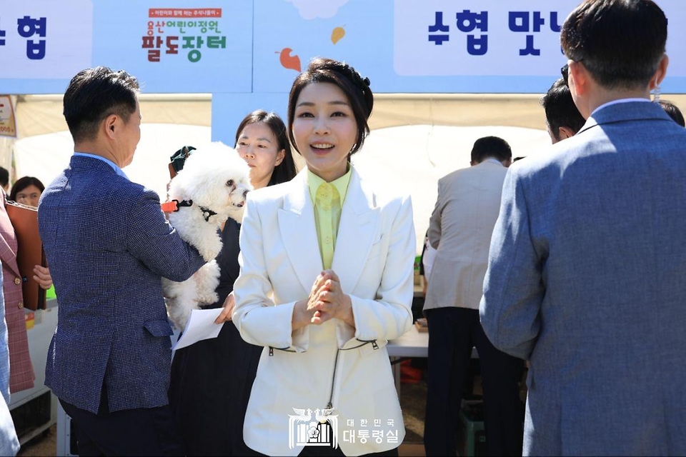 김건희 여사가 24일 서울 용산어린이정원에서 열린 ‘추석맞이 팔도장터’에 참석하고 있다.