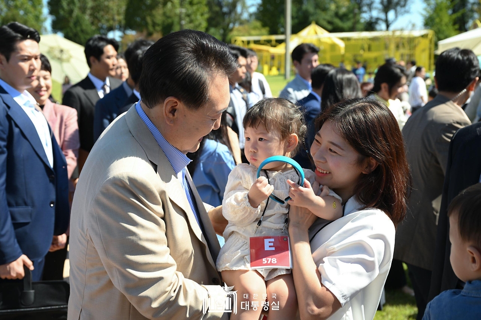 윤석열 대통령이 24일 서울 용산어린이정원에서 열린 ‘추석맞이 팔도장터’에 방문해 시민들과 인사하고 있다.