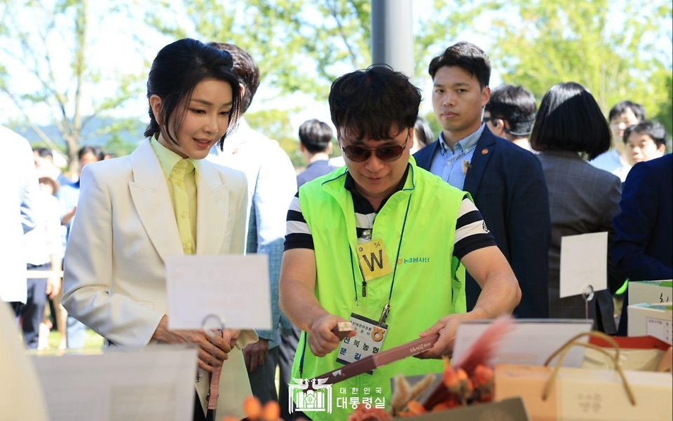 김건희 여사가 24일 서울 용산어린이정원에서 열린 ‘추석맞이 팔도장터’에 방문해 제수용품을 살펴보고 있다.