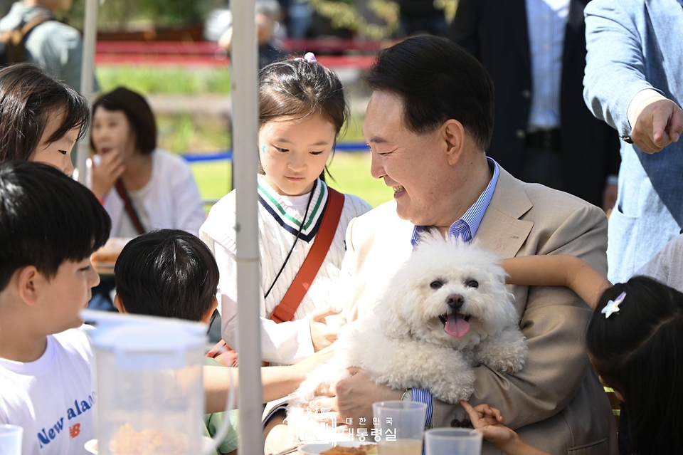 윤석열 대통령이 24일 서울 용산어린이정원에서 열린 ‘추석맞이 팔도장터’에 방문해 어린이와 대화하고 있다.