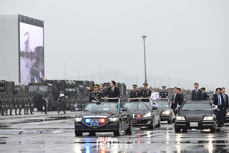 윤석열 대통령이 26일 경기 성남시 서울공항에서 열린 ‘제75주년 국군의 날 기념식’에서 차량에 올라 국군 장비 부대를 사열하고 있다.