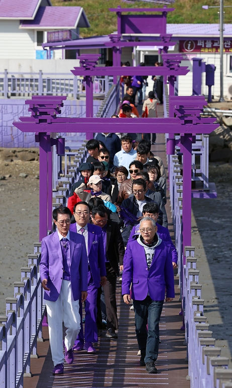 유인촌 문화체육관광부 장관이 21일 전남 신안군 퍼플섬을 방문해 섬을 둘러보고 있다.
