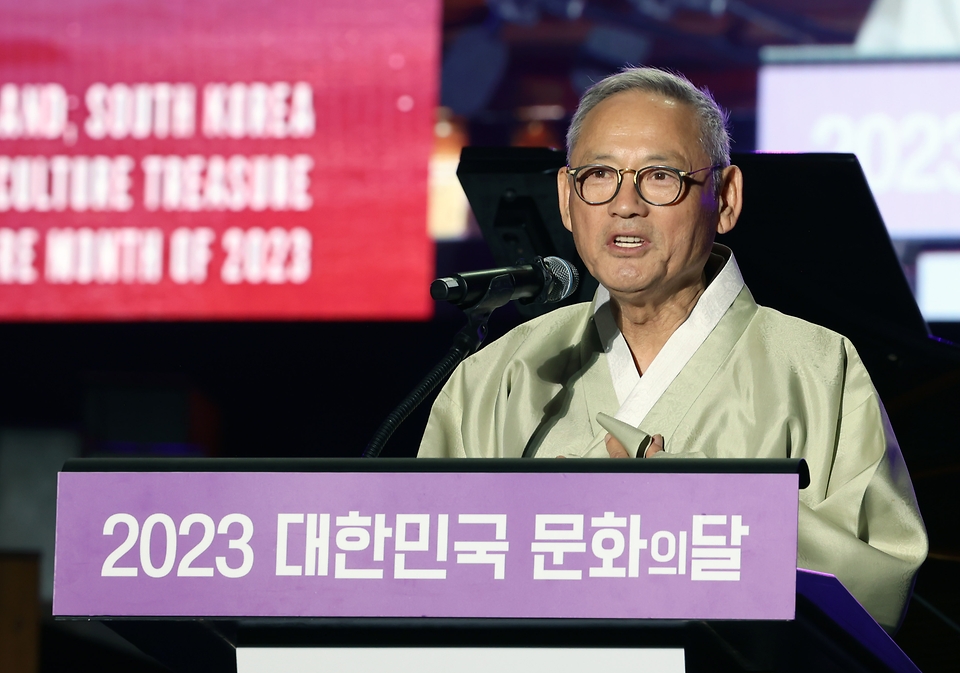 유인촌 문화체육관광부 장관이 21일 전남 신안군 1004뮤지엄파크에서 열린 2023 대한민국 문화의달 기념행사에 참석해 축사를 하고 있다.