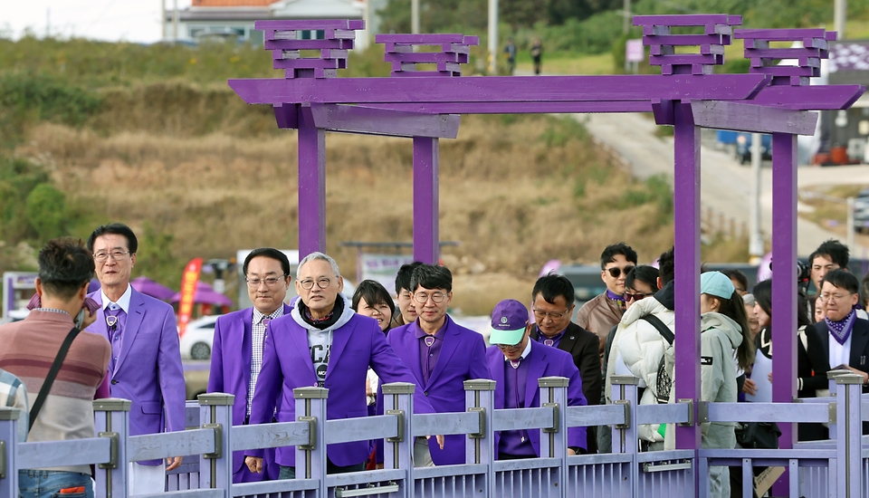 유인촌 문화체육관광부 장관이 21일 전남 신안군 퍼플섬을 방문해 섬을 둘러보고 있다.
