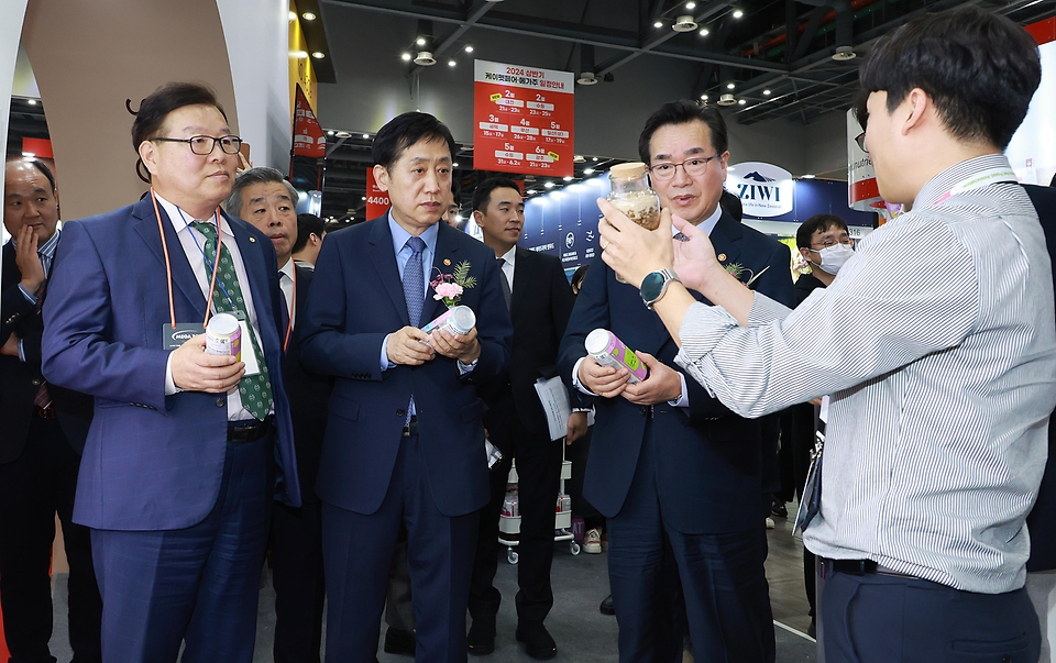 김주현 금융위원장과 정황근 농림축산식품부 장관이 19일 오후 일산 서구 킨텍스 전시장에서 반려동물보험 활성화를 위한 업무협약을 체결 후 행사 내 부스에 방문해 참관하고 있다.