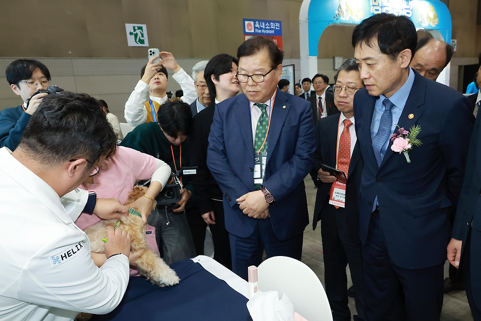 김주현 금융위원장과 정황근 농림축산식품부 장관이 19일 오후 일산 서구 킨텍스 전시장에서 반려동물보험 활성화를 위한 업무협약을 체결 후 행사 내 부스에 방문해 참관하고 있다.