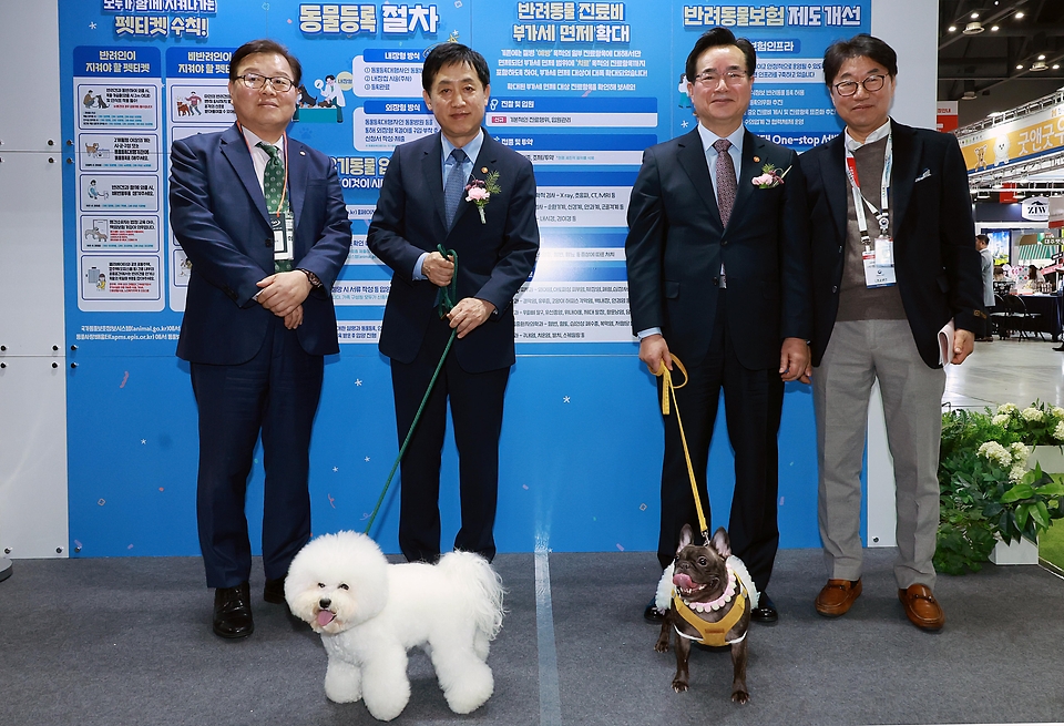 김주현 금융위원장과 정황근 농림축산식품부 장관이 19일 오후 일산 서구 킨텍스 전시장에서 반려동물보험 활성화를 위한 업무협약을 체결 후 행사 내 부스에 방문해 참가자들과 기념사진을 찍고 있다.