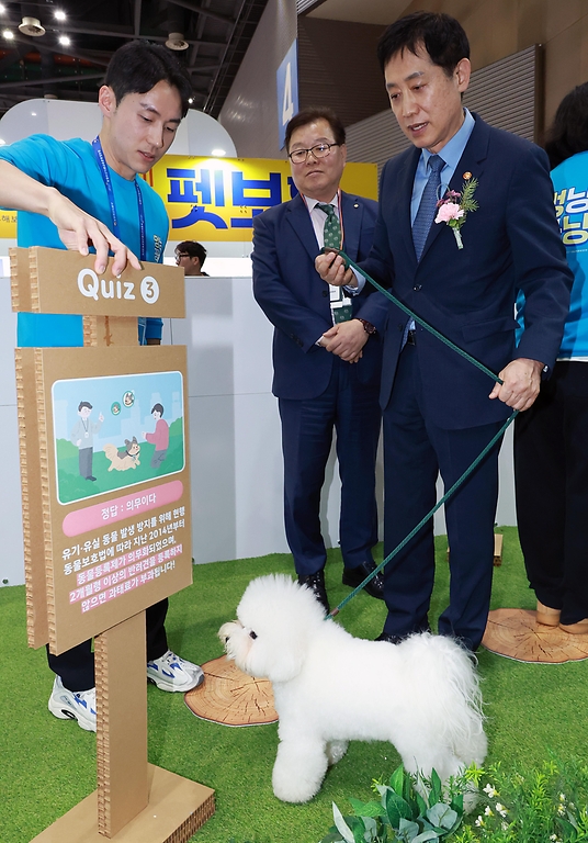 김주현 금융위원장과 정황근 농림축산식품부 장관이 19일 오후 일산 서구 킨텍스 전시장에서 반려동물보험 활성화를 위한 업무협약을 체결 후 행사 내 부스에 방문해 참관하고 있다.