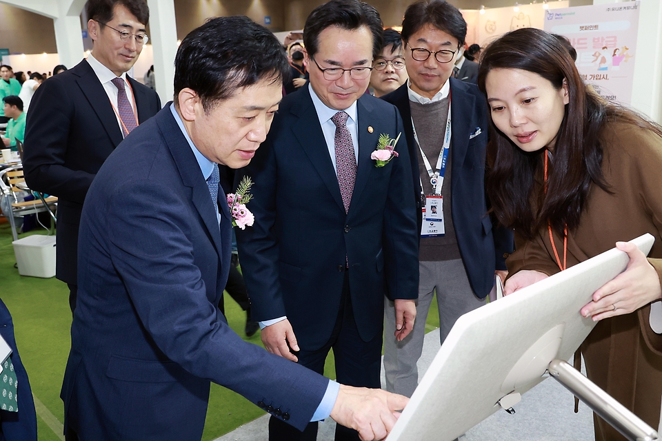 김주현 금융위원장과 정황근 농림축산식품부 장관이 19일 오후 일산 서구 킨텍스 전시장에서 반려동물보험 활성화를 위한 업무협약을 체결 후 행사 내 부스에 방문해 참관하고 있다.