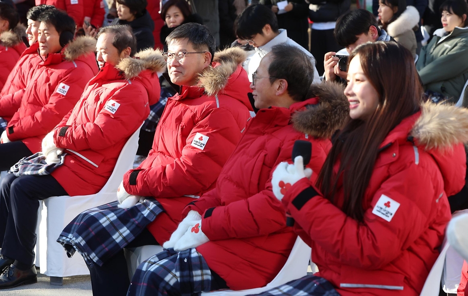 이기일 보건복지부 1차관이 1일 서울 종로구 광화문 광장에서 열린 ‘사랑의 온도탑 제막식’에 참석하고 있다.