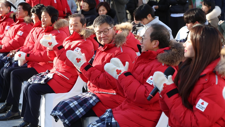 이기일 보건복지부 1차관이 1일 서울 종로구 광화문 광장에서 열린 ‘사랑의 온도탑 제막식’에 참석해 박수를 치고 있다.