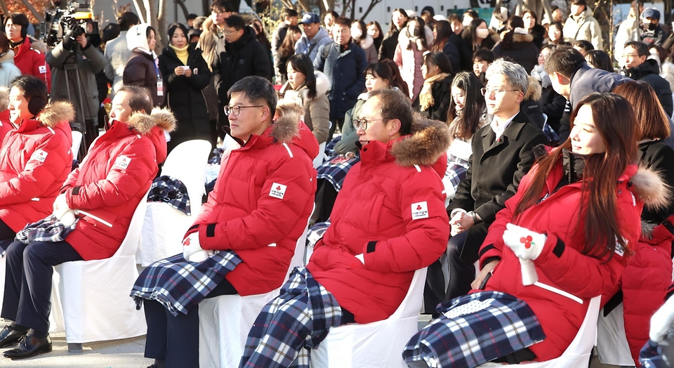 이기일 보건복지부 1차관이 1일 서울 종로구 광화문 광장에서 열린 ‘사랑의 온도탑 제막식’에 참석하고 있다.