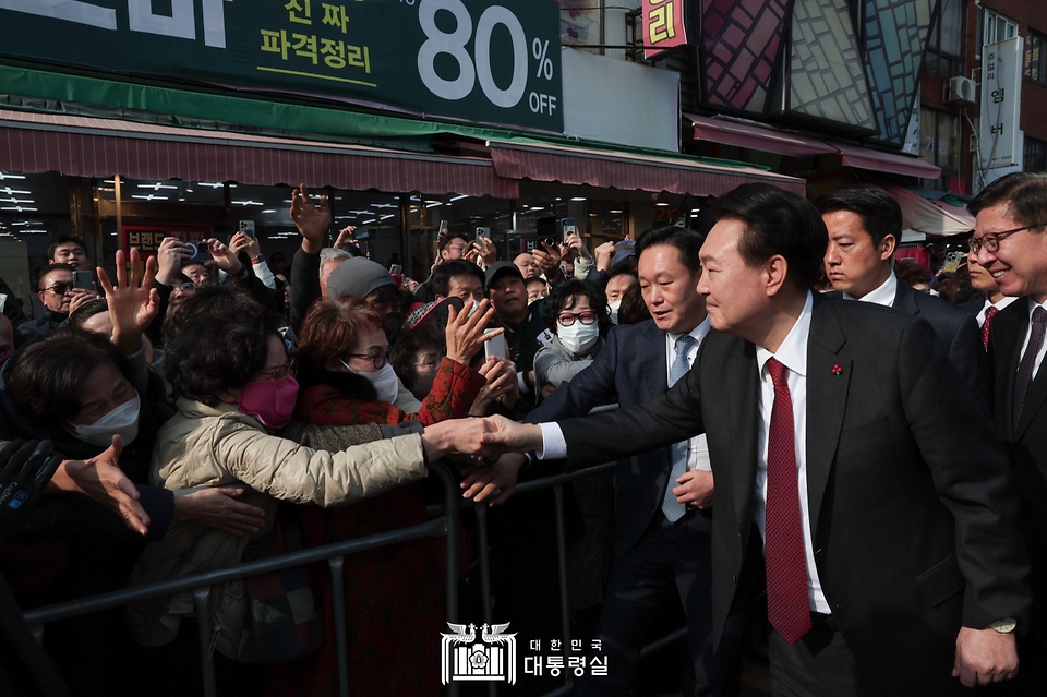 윤석열 대통령이 6일 부산 중구 국제시장에 방문해 시민들과 악수하고 있다.