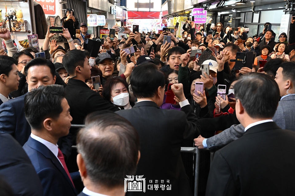 윤석열 대통령이 6일 부산 중구 깡통시장에 방문해 시민들과 인사하고 있다.