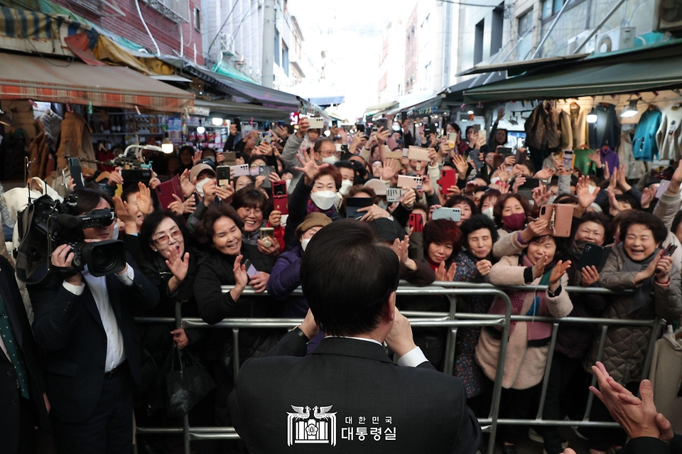 윤석열 대통령이 6일 부산 중구 국제시장에 방문해 시민들과 인사하고 있다.