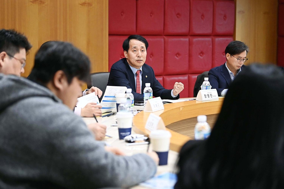 장영진 산업통상자원부 1차관이 6일 서울 성북구 고려대학교에서 열린 ‘2024년 R&D 정책방향 설명회’를 주재하고 있다.