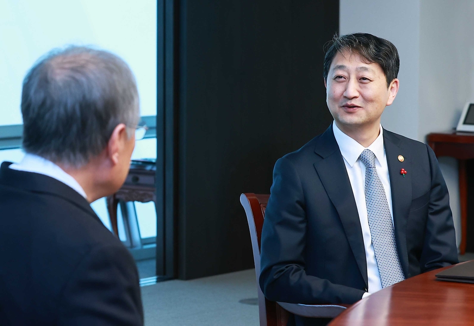 안덕근 산업통상자원부 장관이 17일 서울 영등포구 한국경제인협회에서 류진 한국경제인협회 회장과 주요 현안과 협력 방안에 대해 논의하고 있다.