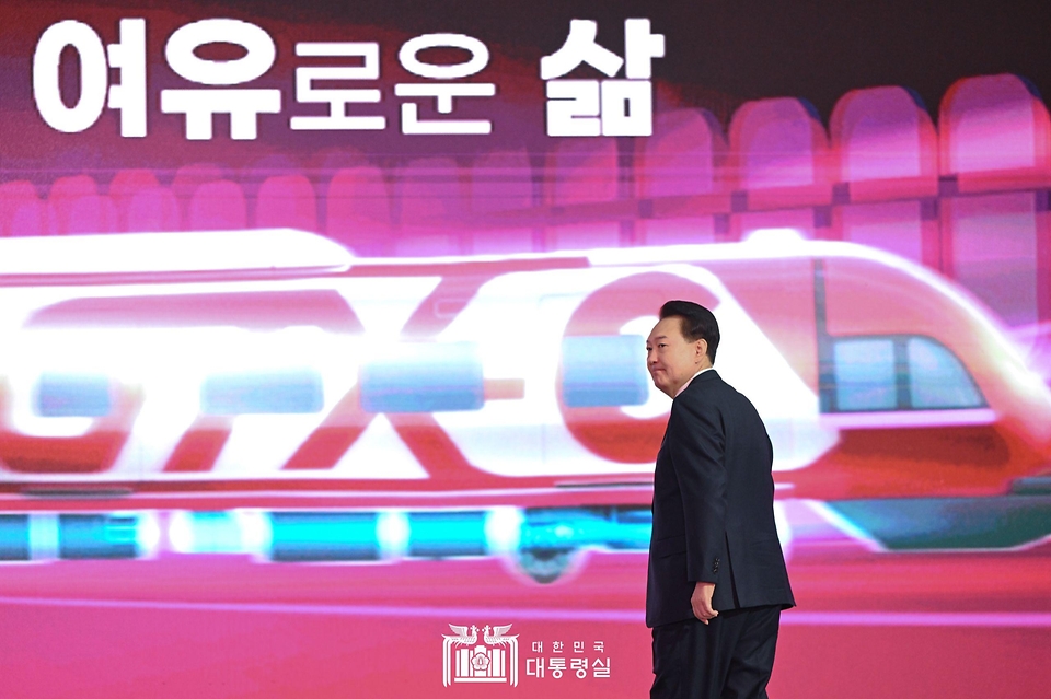 윤석열 대통령이 25일 경기도 의정부시청 다목적체육관에서 열린 GTX-C 착공기념식에 참석하고 있다. 