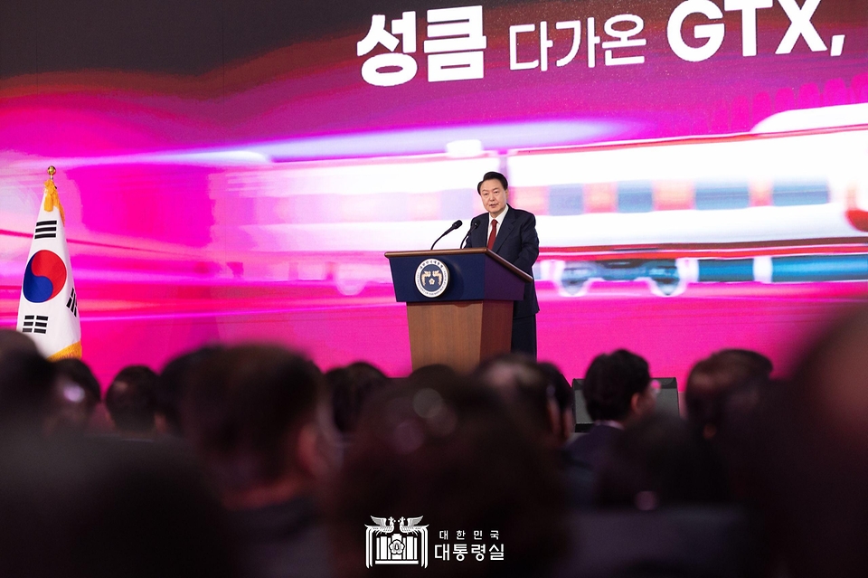 윤석열 대통령이 25일 경기도 의정부시청 다목적체육관에서 열린 GTX-C 착공기념식에서 기념사를 하고 있다.