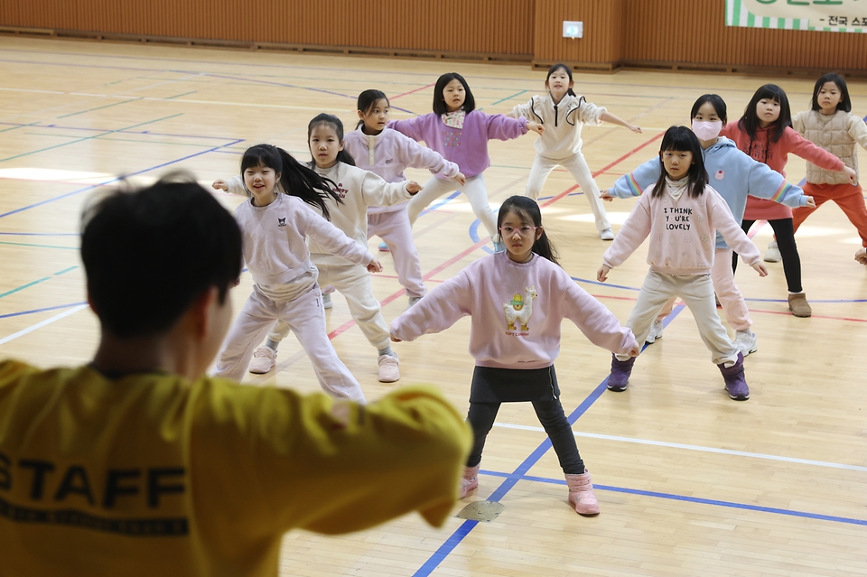 <p> 24일 경기 화성 송린초등학교에서 학생들이 오후 돌봄프로그램 에어로빅힙합 체육 특기적성 프로그램에 참여하고 있다. </p>