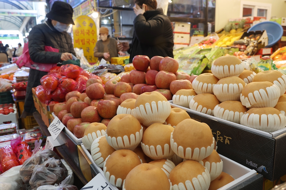 <p>민족 최대의 명절 설 연휴를 이틀 앞둔 7일 오후 세종 조치읍 세종전통시장에서 시민들이 제수용품을 구매하고 있다. </p>