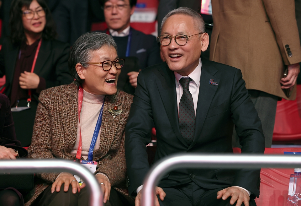 유인촌 문화체육관광부 장관이 17일 부산 해운대구 벡스코에서 열린 ‘BNK부산은행 2024 부산세계탁구선수권대회’ 개막식에 참석해 이에리사 국가스포츠정책위원회 공동위원장과 함께 이야기를 나누고 있다.