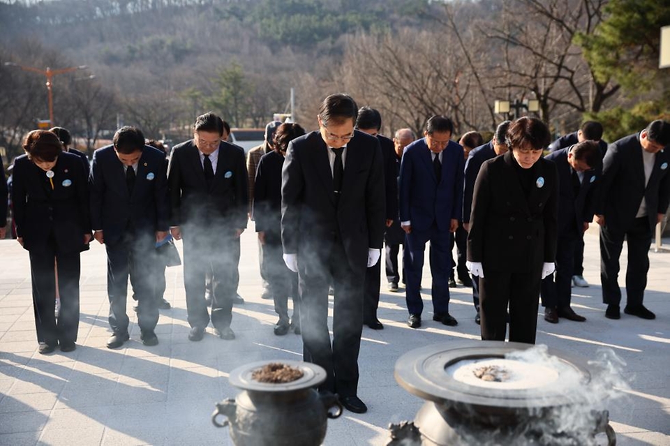 한덕수 국무총리가 28일 대구 달서구 대구문화예술회관에서 열린 대한민국 최초의 민주화운동으로 평가받는 제64주년 2·28 민주운동 기념식에 앞서 2·28 민주운동 기념탑을 찾아 참배하고 있다.
