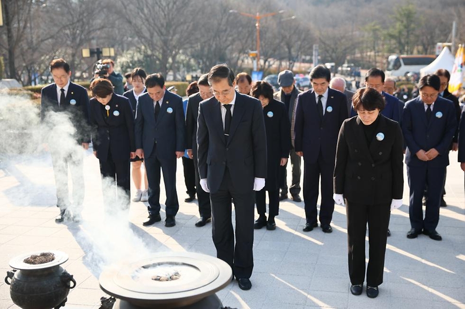 한덕수 국무총리가 28일 대구 달서구 대구문화예술회관에서 열린 대한민국 최초의 민주화운동으로 평가받는 제64주년 2·28 민주운동 기념식에 앞서 2·28 민주운동 기념탑을 찾아 참배하고 있다.
