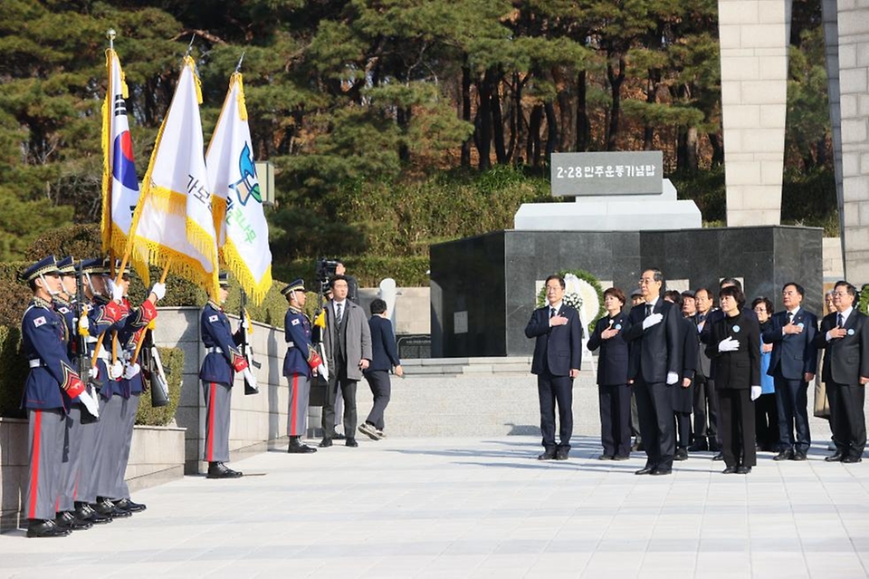 한덕수 국무총리가 28일 대구 달서구 대구문화예술회관에서 열린 대한민국 최초의 민주화운동으로 평가받는 제64주년 2·28 민주운동 기념식에 앞서 2·28 민주운동 기념탑을 찾아 국기에 경례하고 있다.