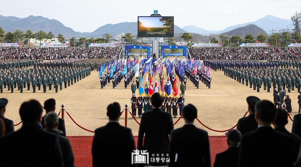 윤석열 대통령이 28일 충북 괴산군 육군학생군사학교에서 열린 ‘2024년 학군장교 임관식’에 참석하고 있다.