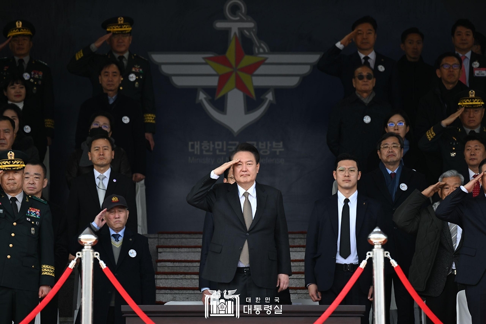 윤석열 대통령이 28일 충북 괴산군 육군학생군사학교에서 열린 ‘2024년 학군장교 임관식’에서 임관 예정자들의 거수 경례를 받고 있다.