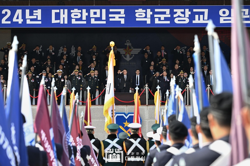 윤석열 대통령이 28일 충북 괴산군 육군학생군사학교에서 열린 ‘2024년 학군장교 임관식’에서 거수 경례를 받고 있다.