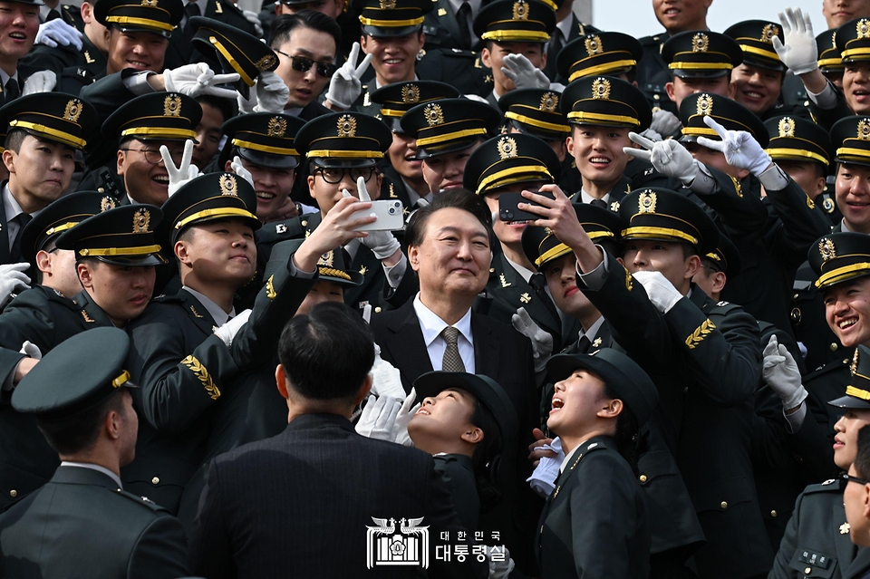 윤석열 대통령이 28일 충북 괴산군 육군학생군사학교에서 열린 ‘2024년 학군장교 임관식’ 뒤 임관 소위들과 함께 기념 촬영을 하고 있다.