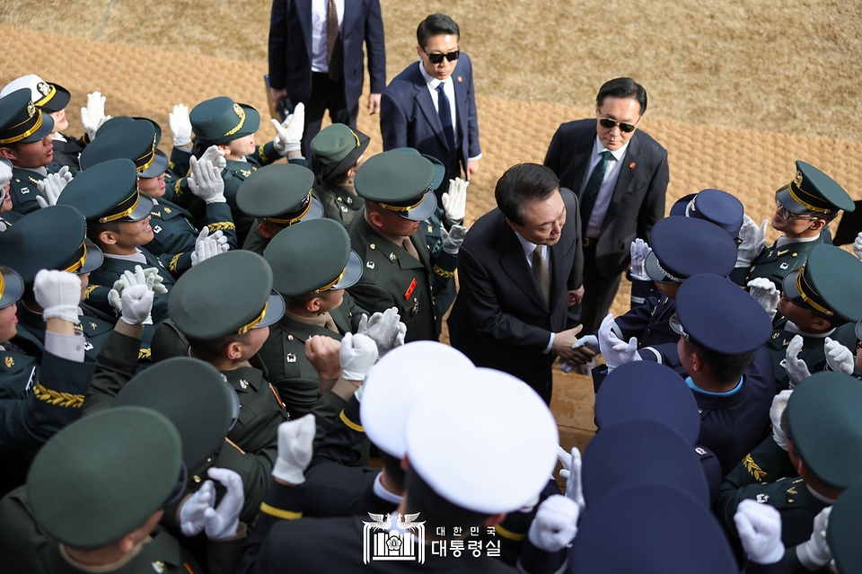 윤석열 대통령이 28일 충북 괴산군 육군학생군사학교에서 열린 ‘2024년 학군장교 임관식’ 뒤 임관 소위들을 격려하고 있다.