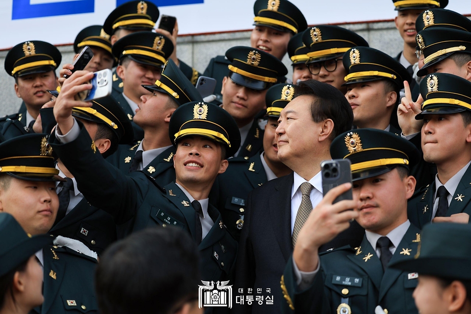 윤석열 대통령이 28일 충북 괴산군 육군학생군사학교에서 열린 ‘2024년 학군장교 임관식’ 뒤 임관 소위들과 함께 기념 촬영을 하고 있다.