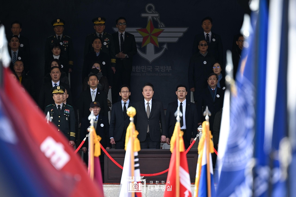 윤석열 대통령이 28일 충북 괴산군 육군학생군사학교에서 열린 ‘2024년 학군장교 임관식’에서 애국가를 제창하고 있다. 